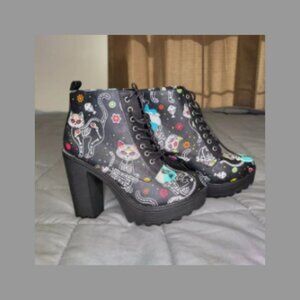 MOOW PARIS DAY OF THE DEAD CAT WITH FLOWERS BOOTS. SIZE 5.5